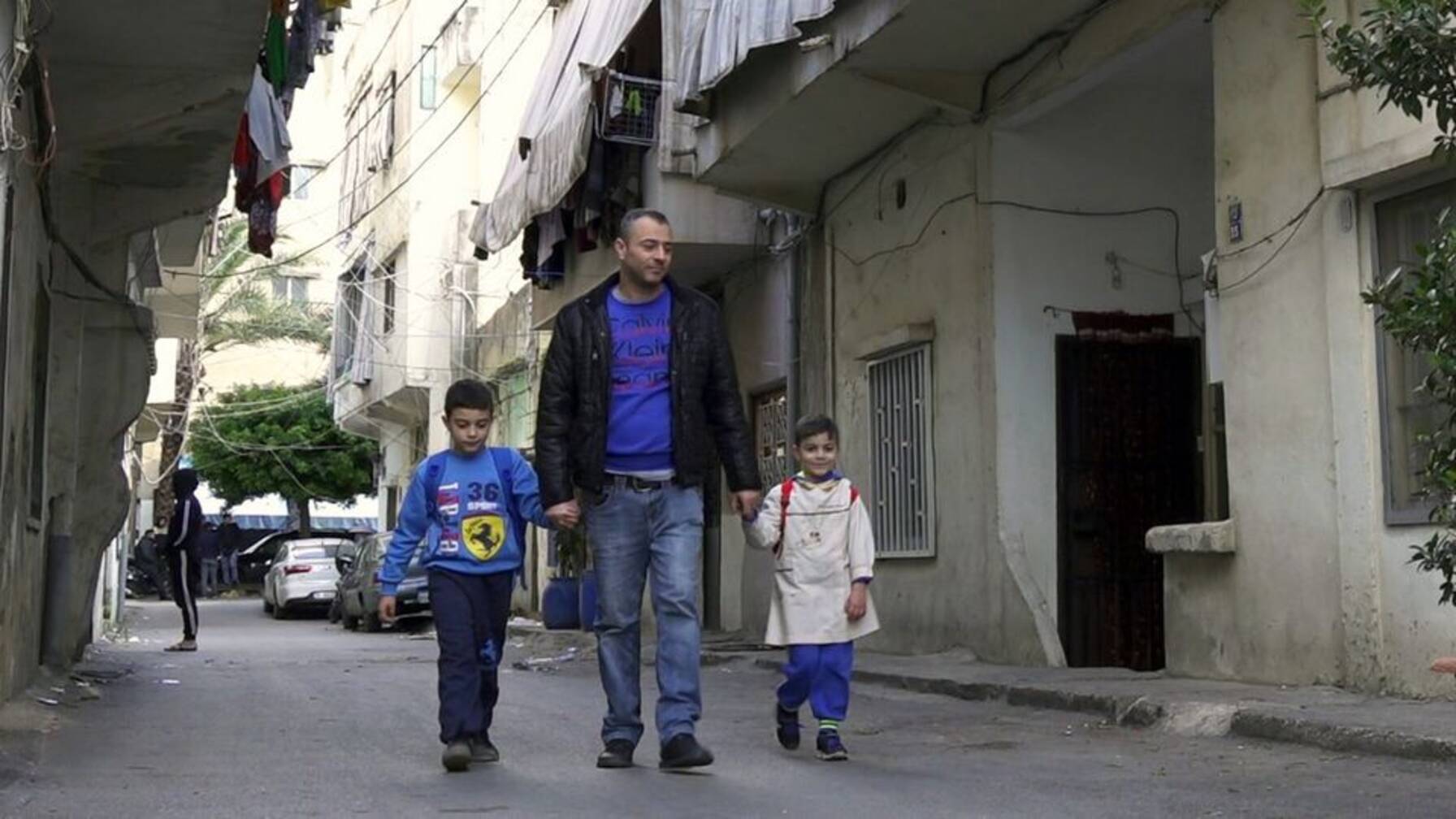 Youssef è costantemente preoccupato per il futuro dei suoi due figli.