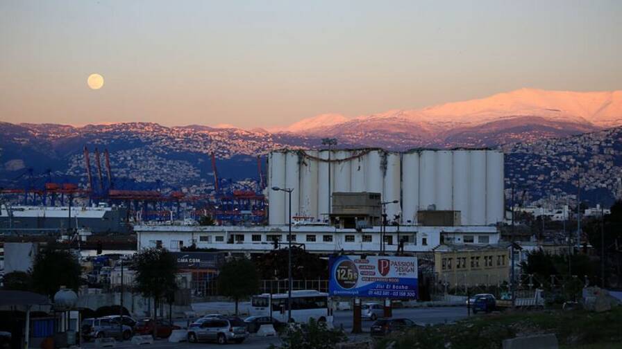 Vista attuale sul porto di Beirut davanti alla catena montuosa del Libano. Quale futuro attende gli abitanti del Paese?