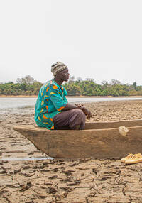 In passato Modeste Traoré viveva di pesca. Ma ora il lago Wegnia, nel Mali, si sta prosciugando e quindi deve guadagnarsi da vivere con l’agricoltura.