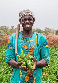 Modeste Traoré, nel Mali, in passato era un pescatore. Ma il lago Wegnia si sta prosciugando in seguito al cambiamento climatico e quindi Modeste è diventato contadino. Con metodi di coltivazione sostenibili ed efficienti sotto il profilo delle risorse e l’impiego di biofertilizzante, ottiene un raccolto sufficiente per sfamare la famiglia.