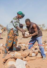  I muri in pietra mantengono umido il suolo e aumentano la fertilità del terreno coltivato. Contadini sull’altopiano del Dogon nel Mali, 2020.