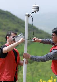 In collaborazione con il suo nuovo partner MeteoSvizzera, Caritas Svizzera fornisce agli agricoltori e alle agricoltrici del Tagikistan dati meteorologici precisi. In questo modo possono determinare il momento ideale per la semina o il raccolto. In tutto il Paese vengono installate a tale scopo stazioni meteorologiche a basso costo. I contadini stessi contribuiscono a migliorare ulteriormente i modelli meteorologici trasmettendo le loro osservazioni all’ufficio centrale.