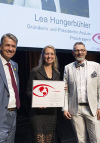 Laudatore Alec von Graffenried, sindaco di Berna, Lea Hungerbühler e Peter Lack, direttore di Caritas Svizzera. KKL Lucerna, 10.06.2022.