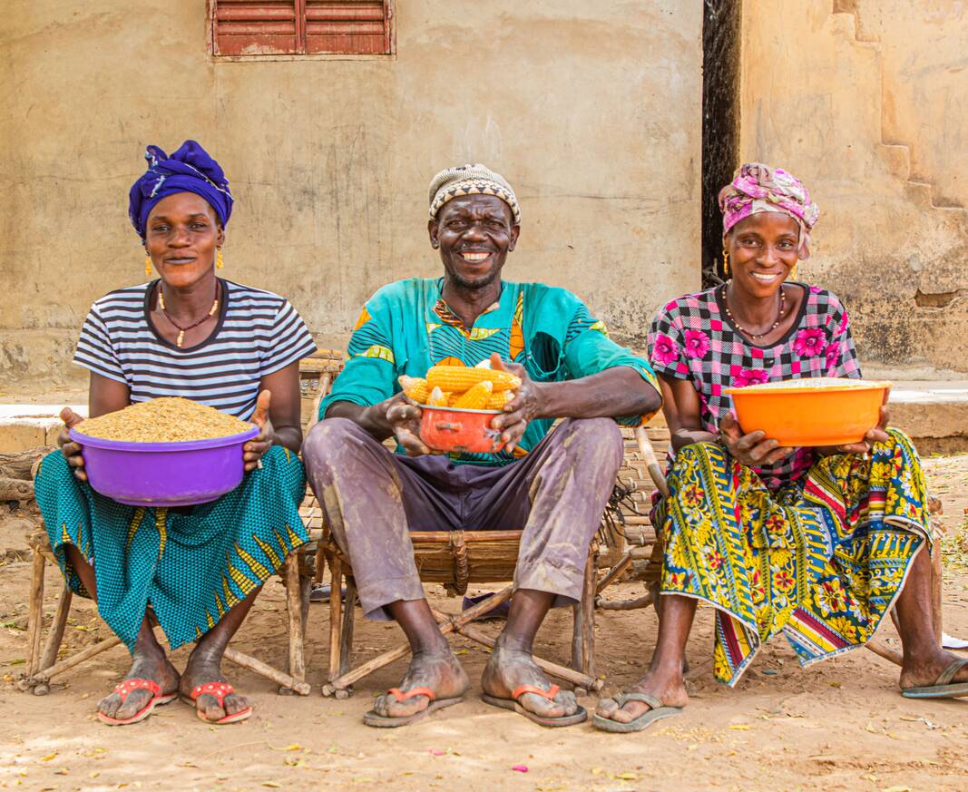Zwei Bäuerinnen und ein Bauer im Dorf Wegnia in Mali