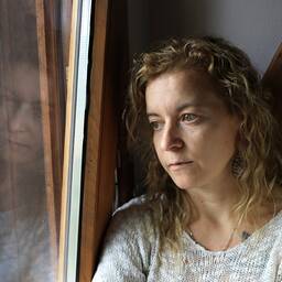 Marília si commuove ricordando l’aiuto discreto offertole da un’amica quando le erano rimasti soltanto 40 franchi per fare la spesa.