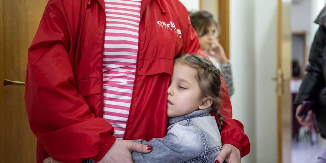 In Caritas-Zentren finden Geflüchtete Unterkunft. Die Caritas versorgt sie mit dringend benötigten Gütern und unterstützt bei der längerfristigen Integration. In Moldawien angekommen sucht das geflüchtete Mädchen bei einer Zentrumsmitarbeiterin Halt.