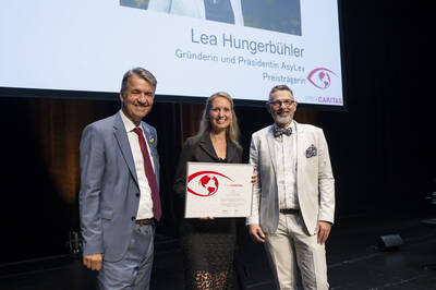 Laudatore Alec von Graffenried, sindaco di Berna, Lea Hungerbühler e Peter Lack, direttore di Caritas Svizzera. KKL Lucerna, 10.06.2022.